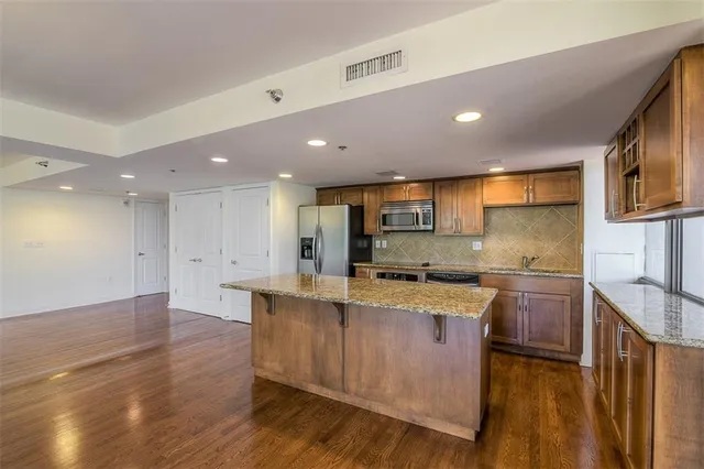 $294,500 | 600 Admiral Boulevard, Unit 208, Kansas City, MO 64106