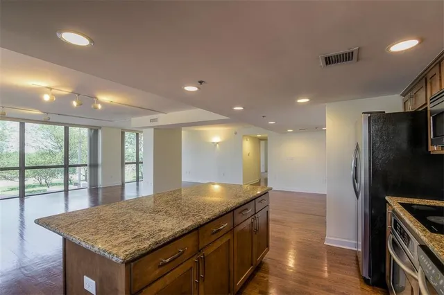 $294,500 | 600 Admiral Boulevard, Unit 208, Kansas City, MO 64106