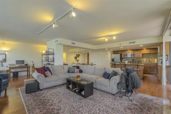 $274,900 | 600 Admiral Boulevard, Unit 208, Kansas City, MO 64106