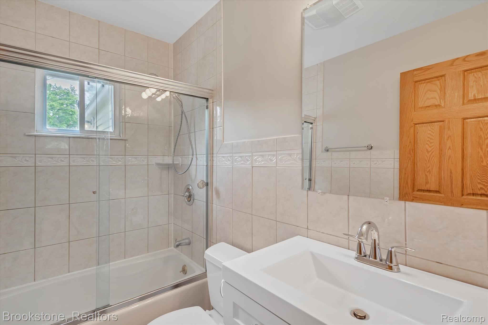 21038 Gill Road Farmington, MI 48335 - Photo 10 of 25 Newer full bath.