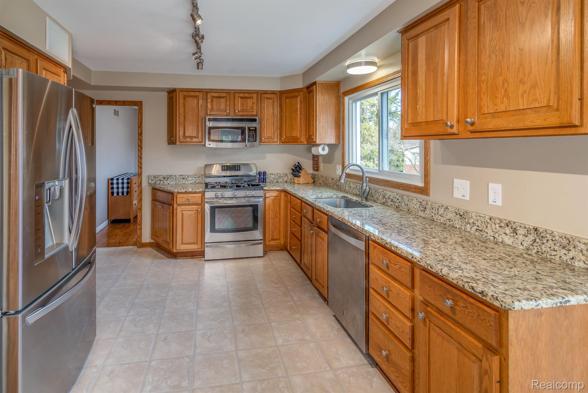 28556 Westerleigh Road Farmington, MI 48334 - Photo 2 of 22 Gallery Image 2