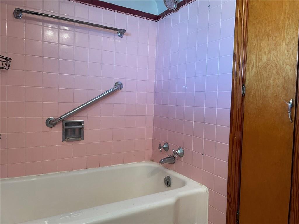 4517 Lincoln Avenue Jeannette, PA 15644 - Photo 16 of 37 a bathroom with a bathtub