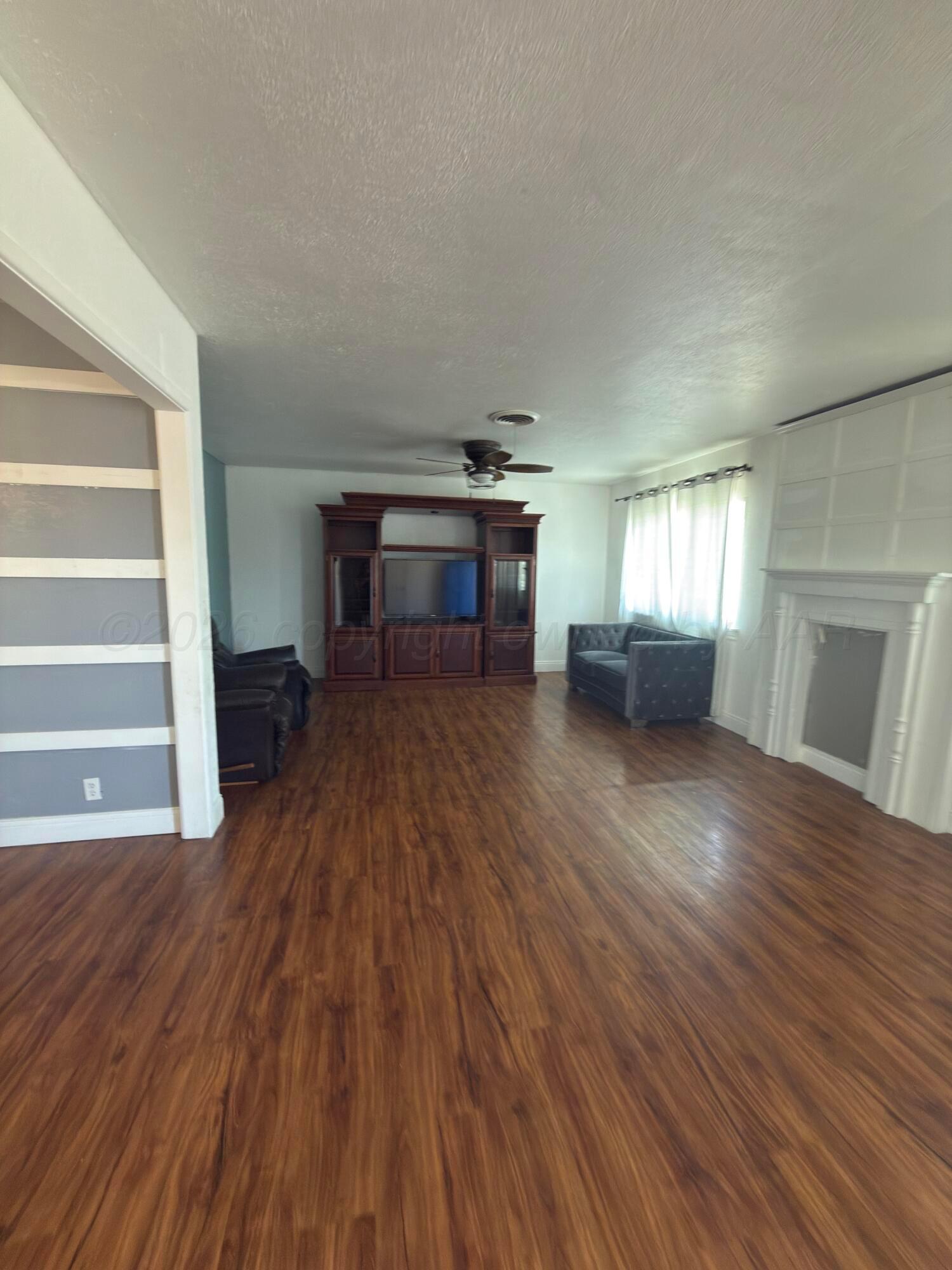 1000 Triangle Drive Sunray, TX 79086 - Photo 2 of 12 Livingroom