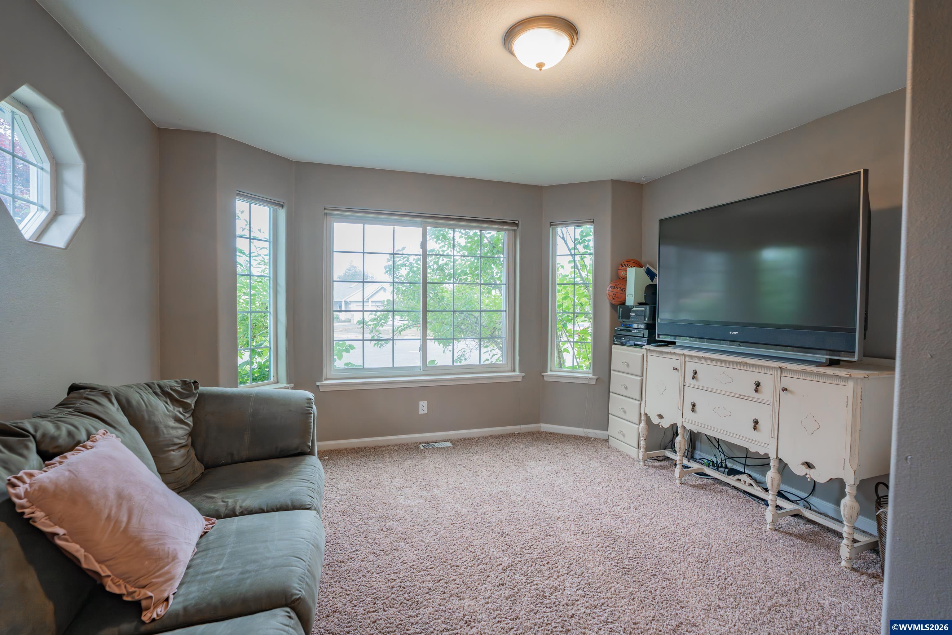 2147 Steelhead Court Lebanon, OR 97355 - Photo 5 of 34