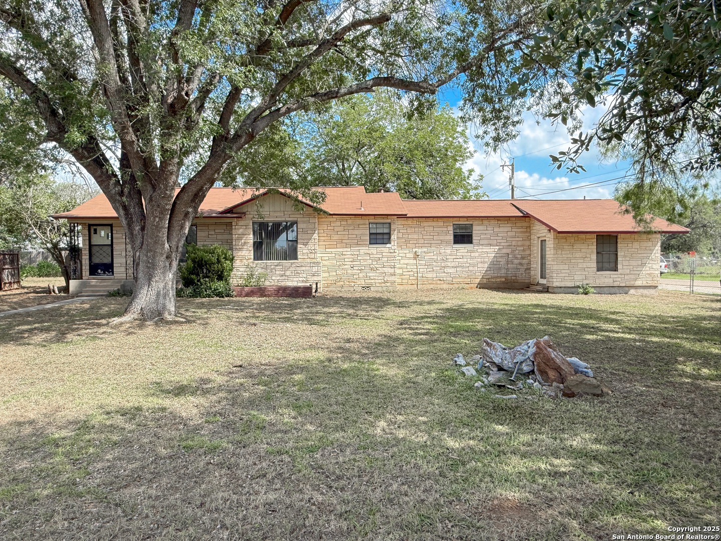 15430 South Main Lytle, TX 78052 - Photo 4 of 29