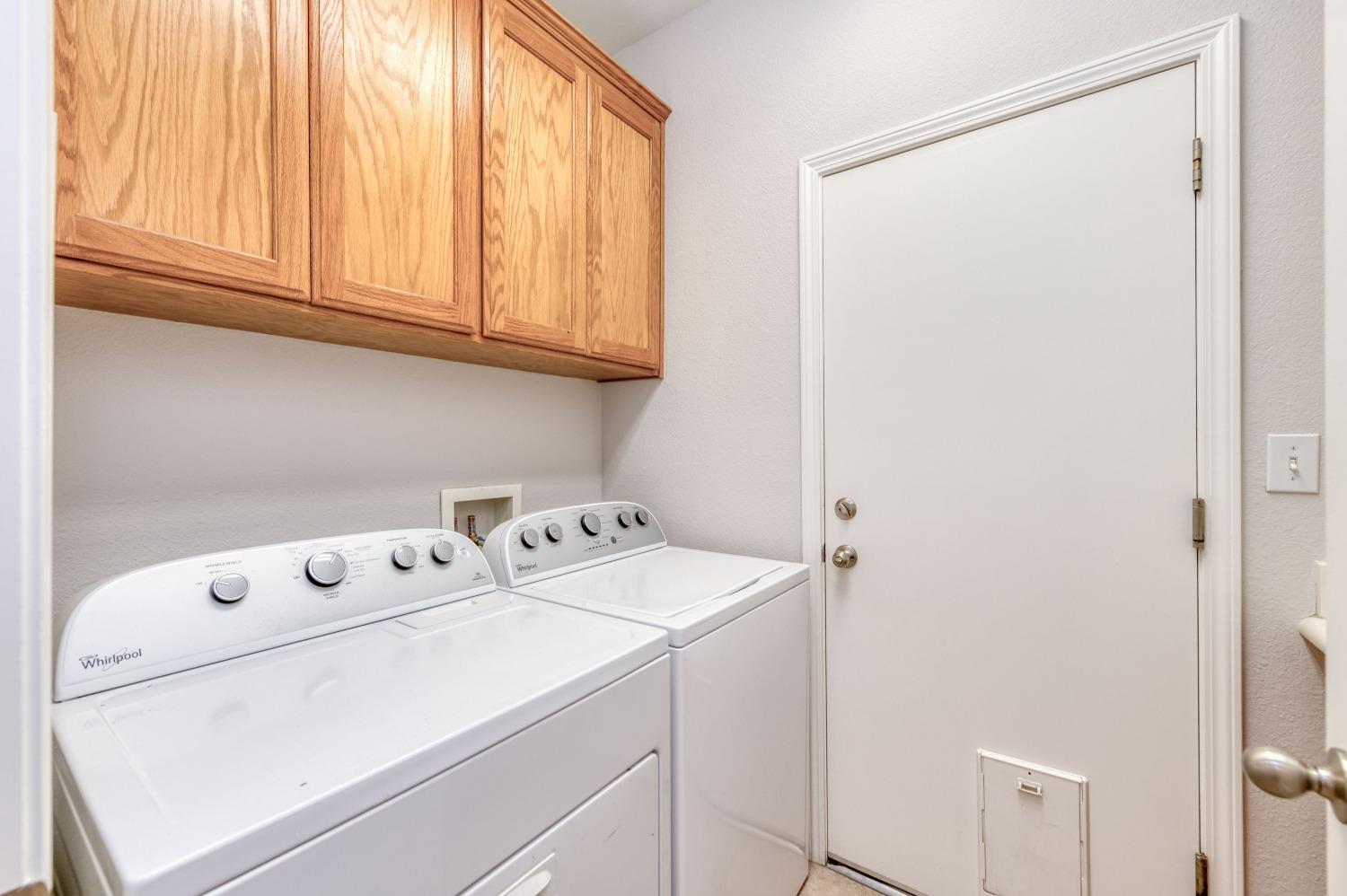 6580 East Raco Avenue Fresno, CA 93727 - Photo 24 of 30 a utility room with dryer and washer