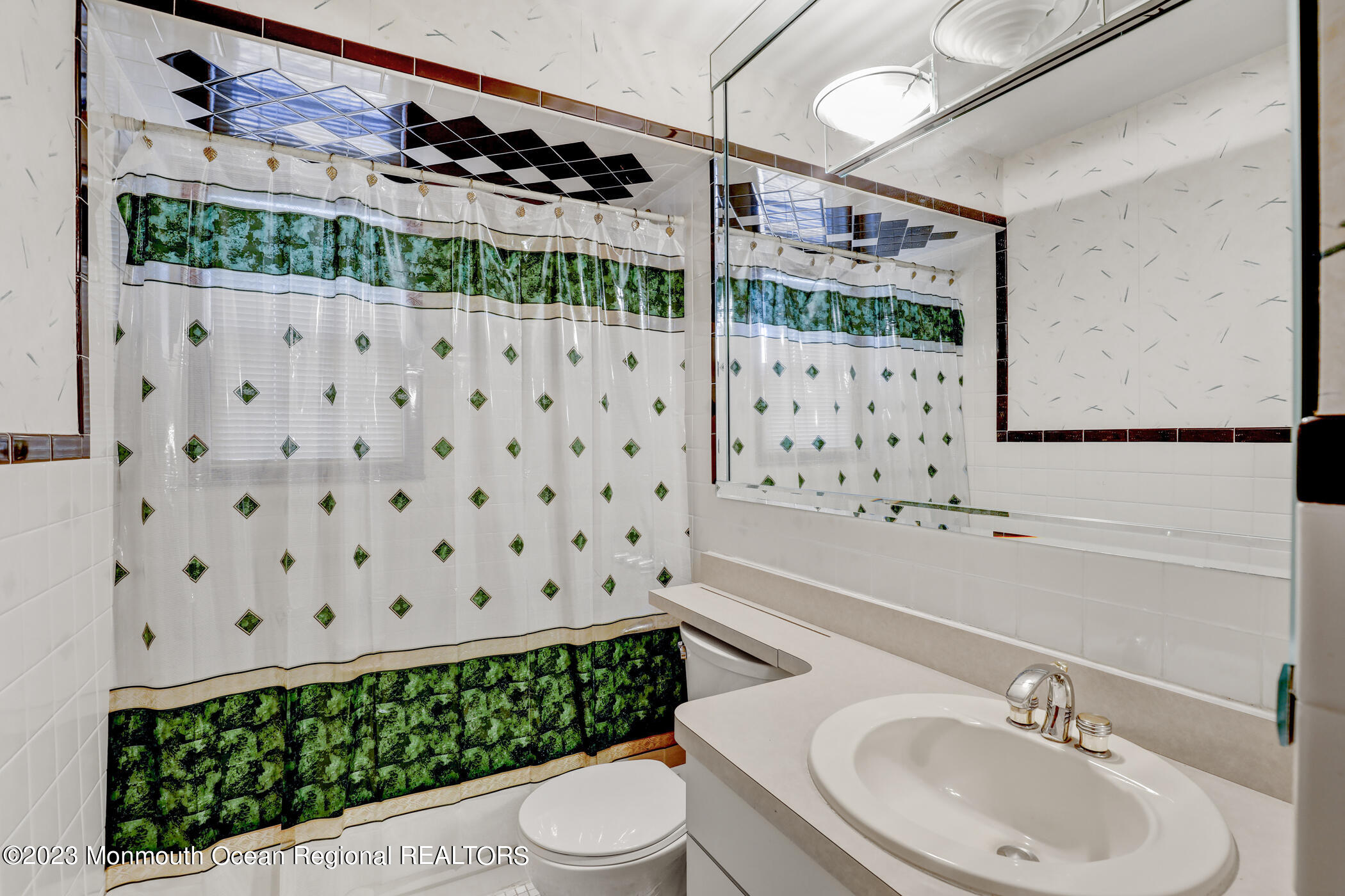 553 Declaration Lane Jackson, NJ 08527 - Photo 18 of 28 20 - Bathroom