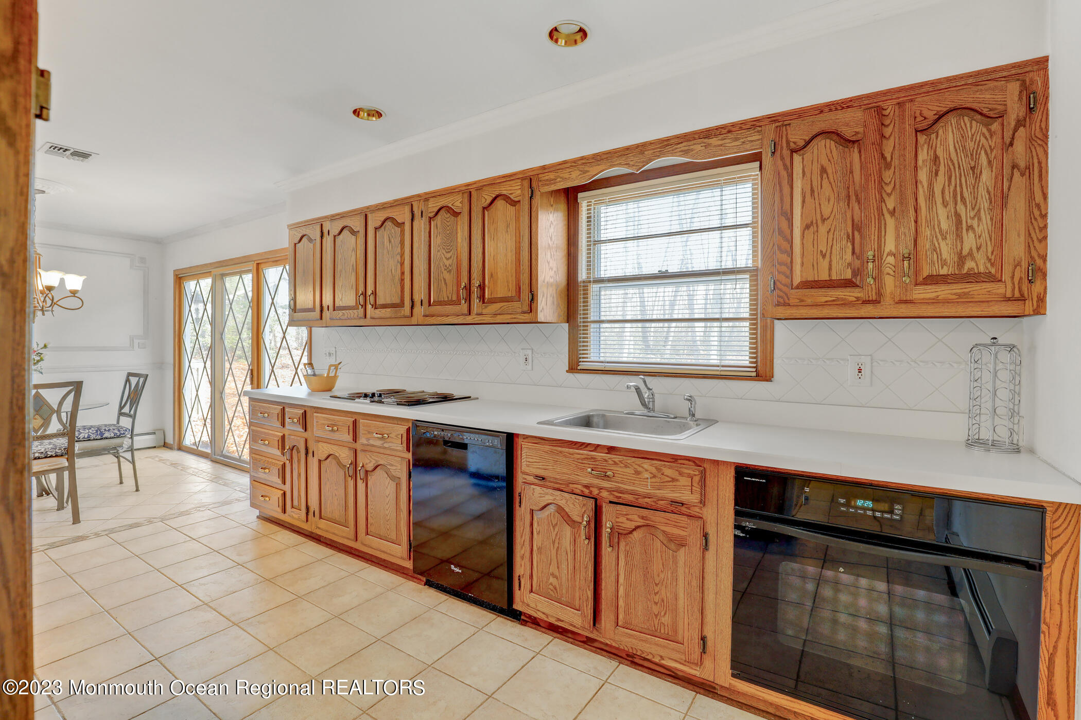 553 Declaration Lane Jackson, NJ 08527 - Photo 7 of 28 10 - Kitchen