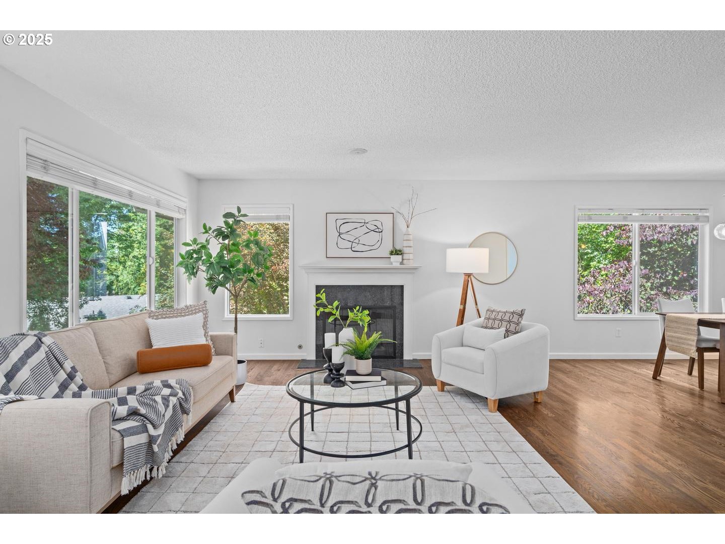 9720 Southwest Quail Post Road Portland, OR 97219 - Photo 3 of 32 Living Room