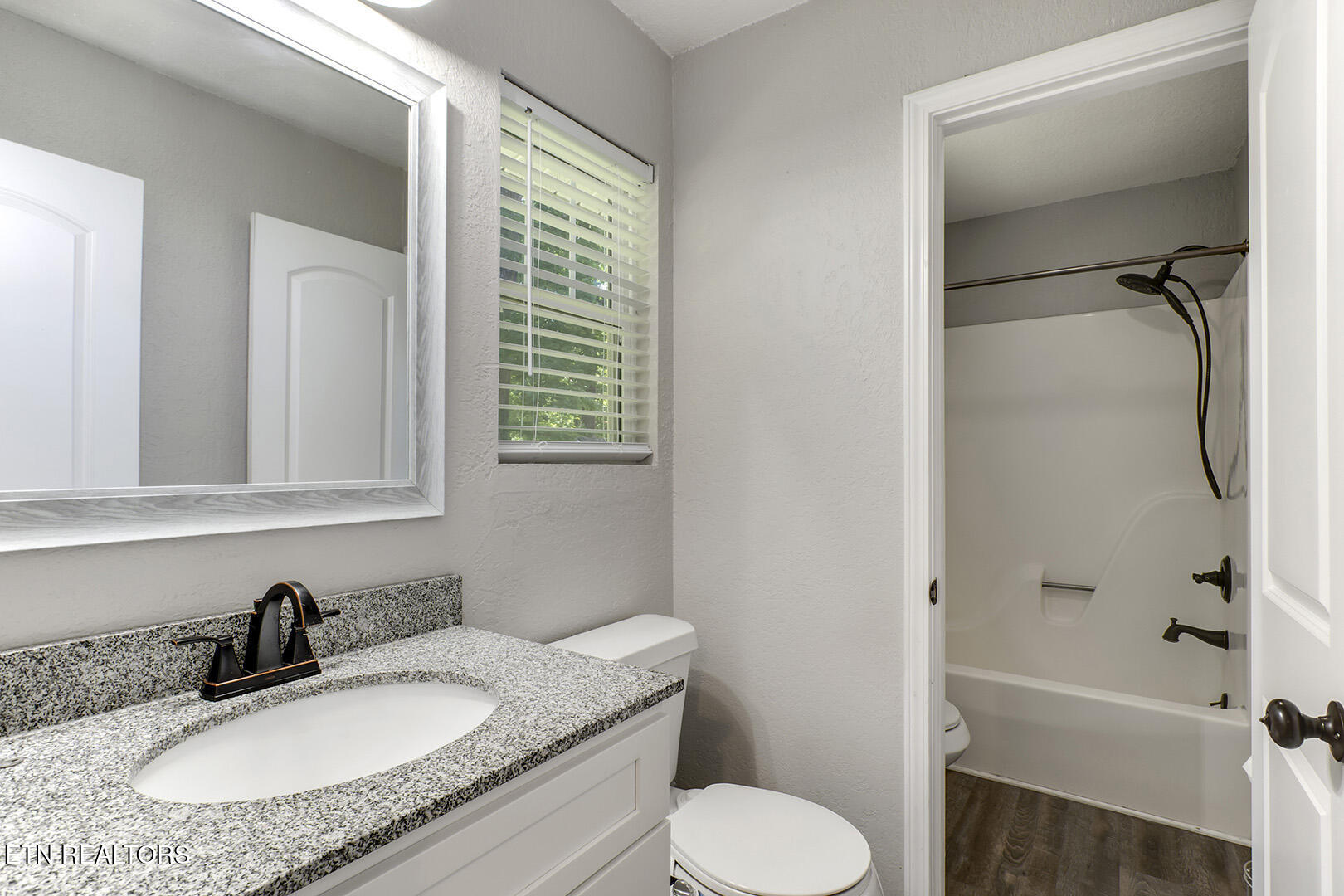 5112 Middle Ridge Lane Knoxville, TN 37921 - Photo 22 of 38 22_MiddleRidgeLane_5112_MasterHalfBath