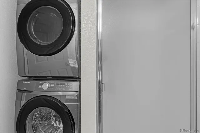 a close up view of a washer and dryer