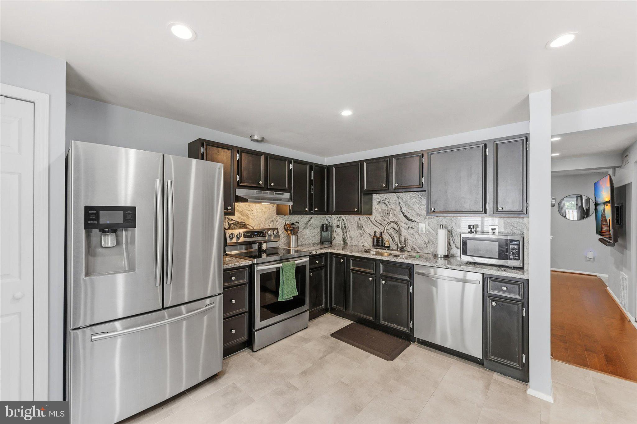 8794 Newington Commons Road Lorton, VA 22079 - Photo 10 of 29 Gallery Image 10
