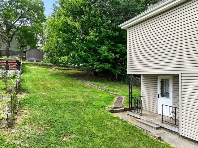a view of a house with backyard