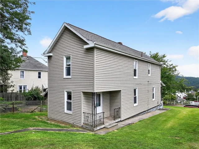 a view of a house with a yard
