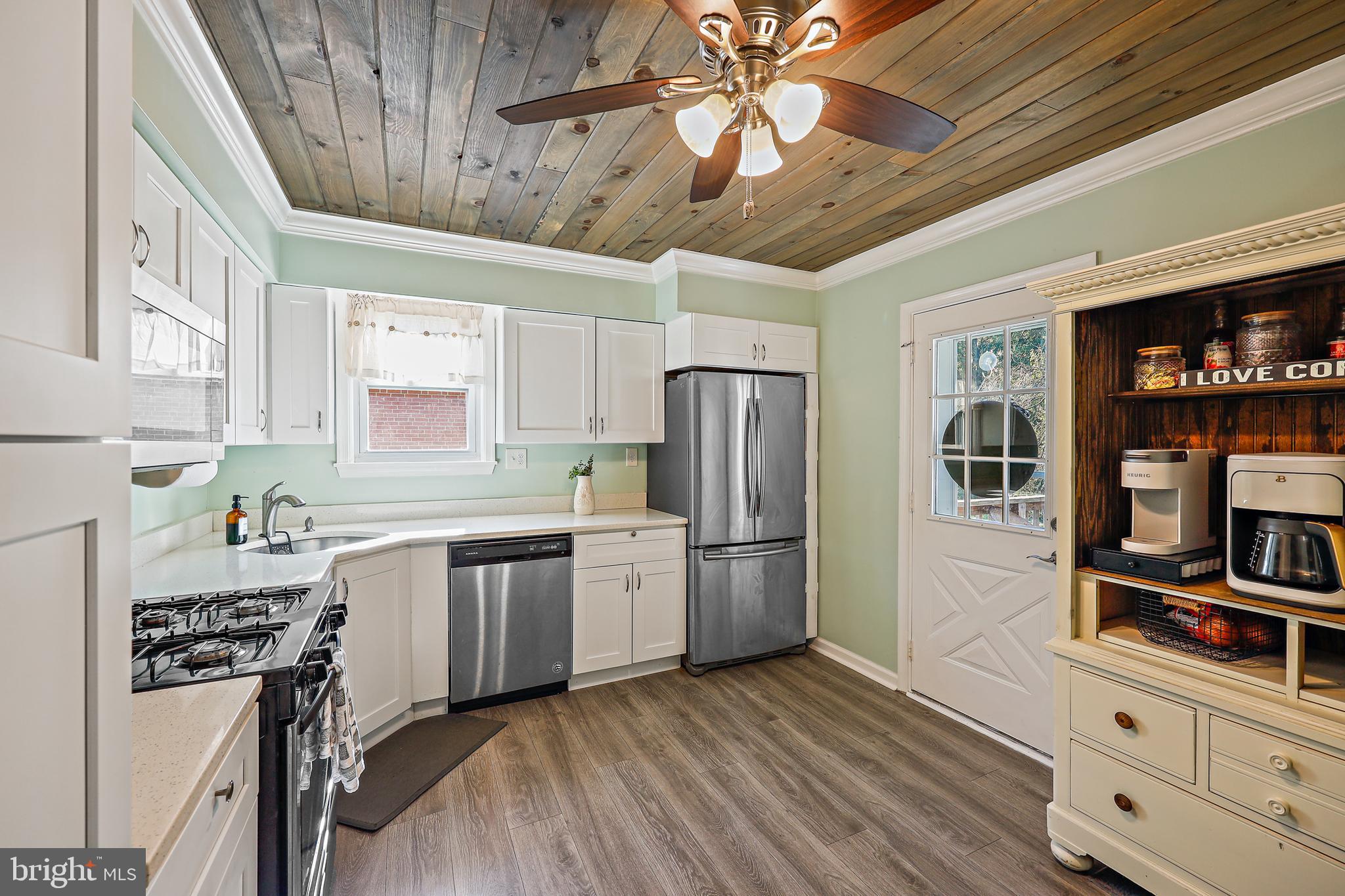323 Savannah Road Essex, MD 21221 - Photo 6 of 28 Gallery Image 6
