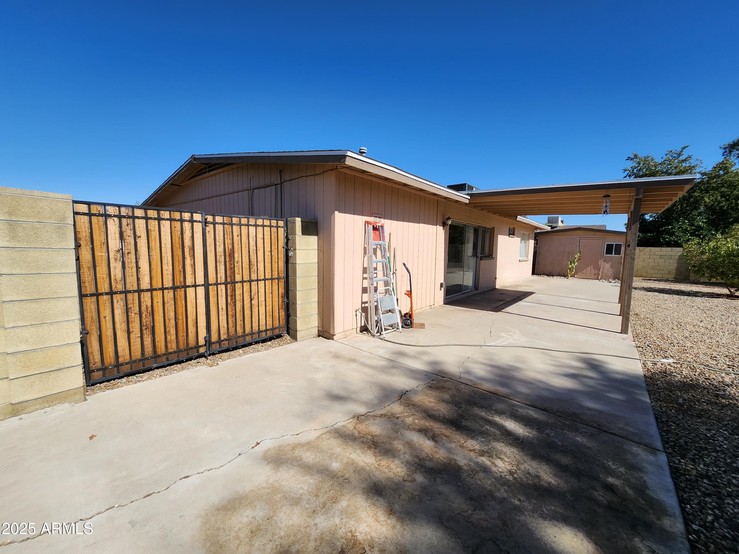 1803 West Kerry Lane Phoenix, AZ 85027 - Photo 8 of 11 a view of a house with a outdoor space