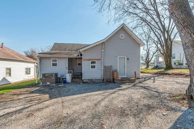 a view of a house with backyard