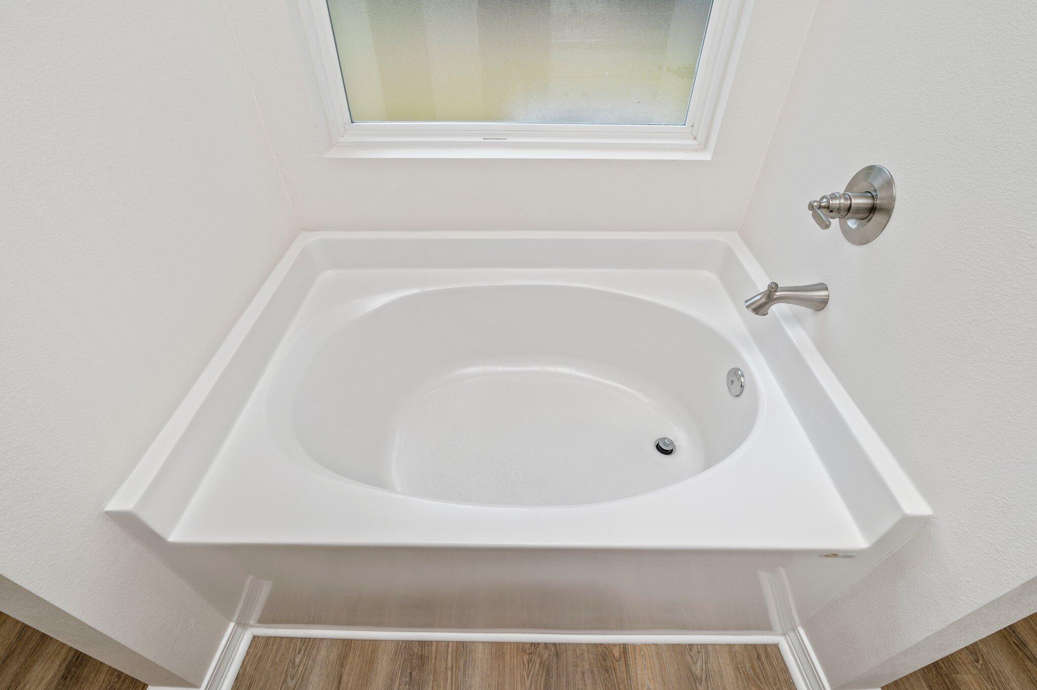 3156 Forrest Avenue Crestview, FL 32539 - Photo 27 of 44 a bathroom with a white bath tub