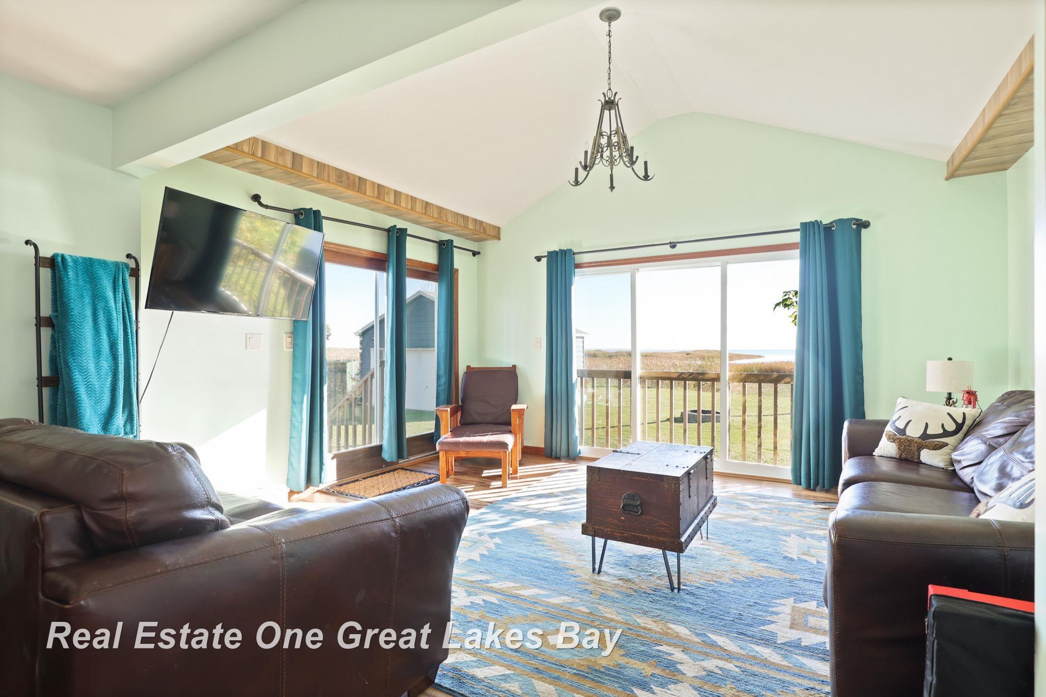 5219 Beachwood Road Standish, MI 48658 - Photo 21 of 53 Living Room