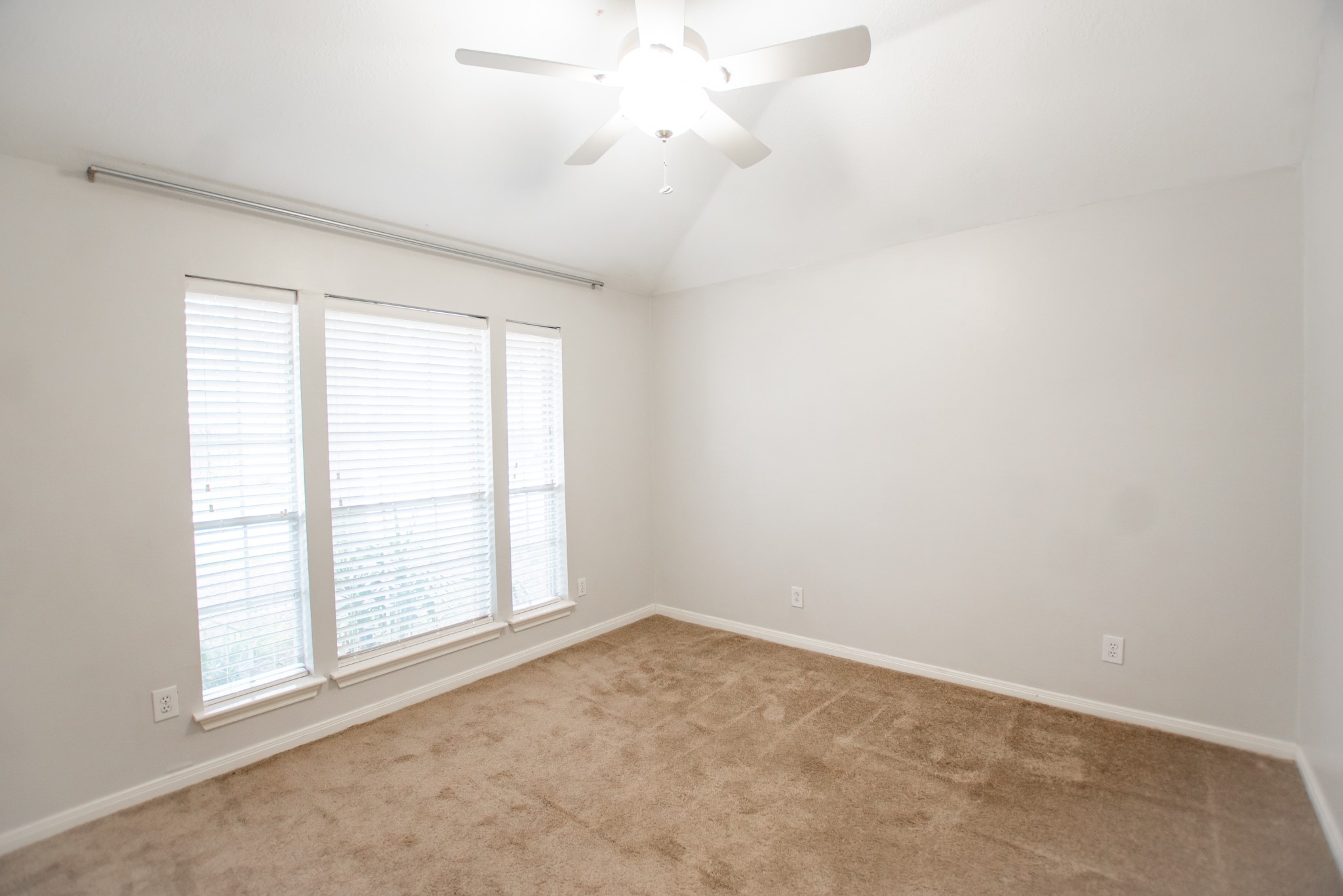 1722 Red Oak Terrace Houston, TX 77339 - Photo 6 of 22 an empty room with windows and ceiling fan