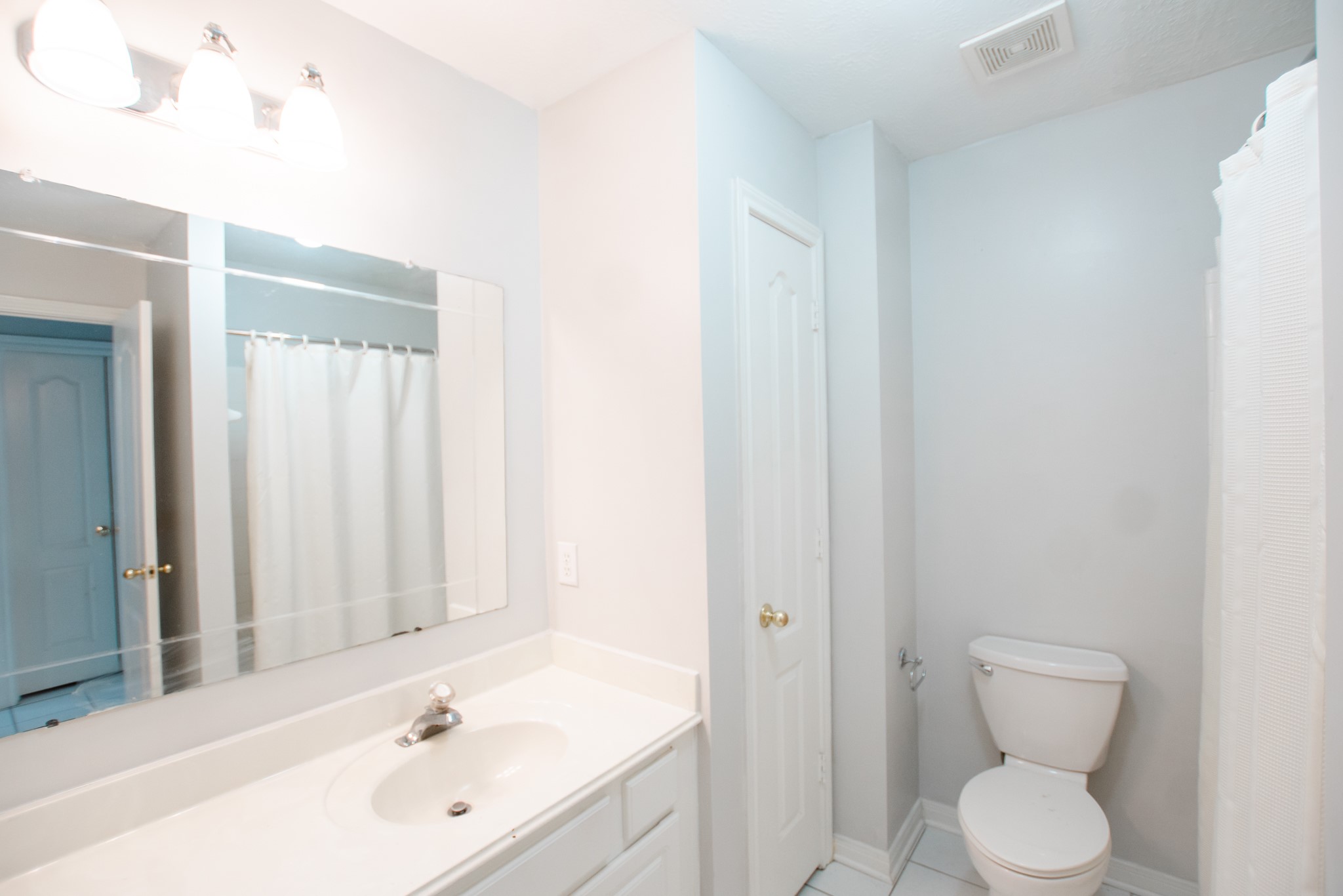 1722 Red Oak Terrace Houston, TX 77339 - Photo 7 of 22 a bathroom with a toilet a sink and mirror