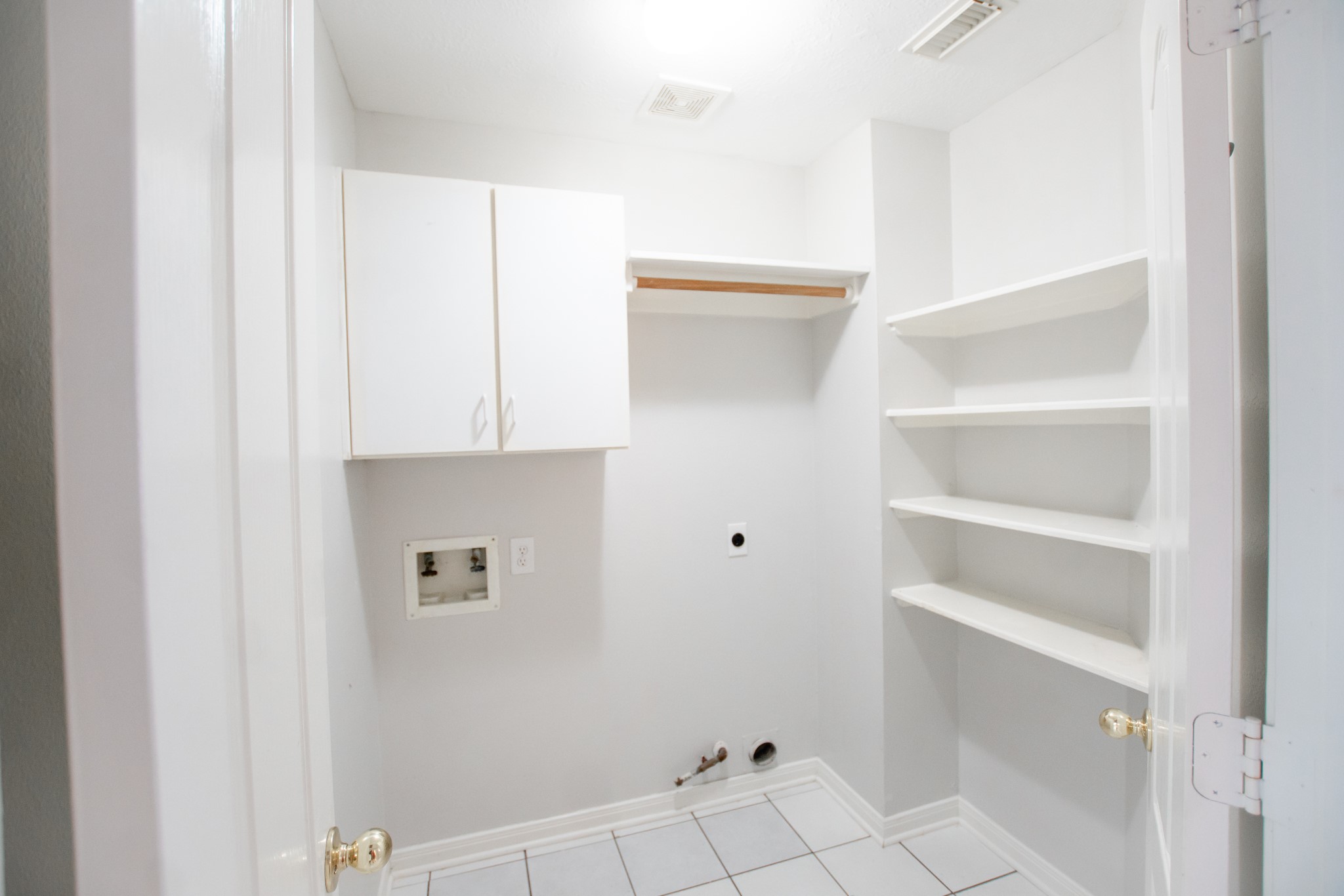 1722 Red Oak Terrace Houston, TX 77339 - Photo 10 of 22 a view of an empty walk in closet