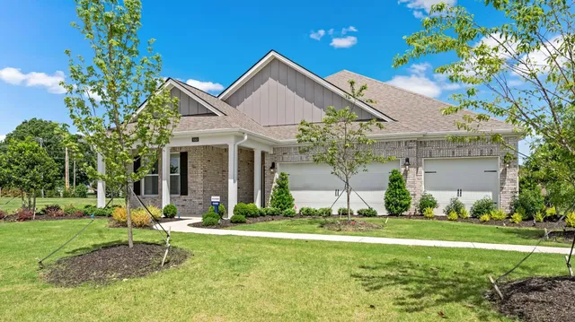 a view of a house with backyard and a tree