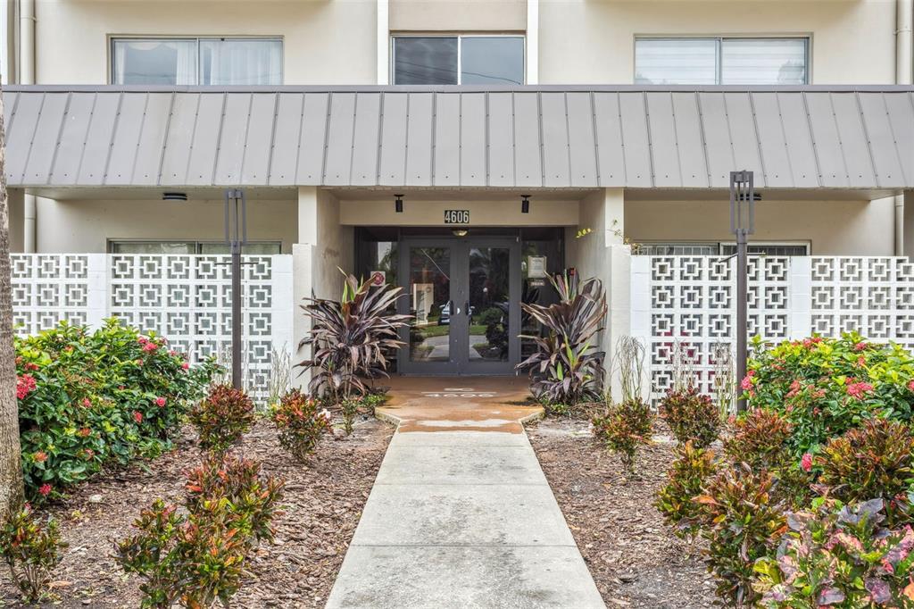 4606 West Gray Street, Unit 105 Tampa, FL 33609 - Photo 2 of 25 a view of a bunch of flower plants