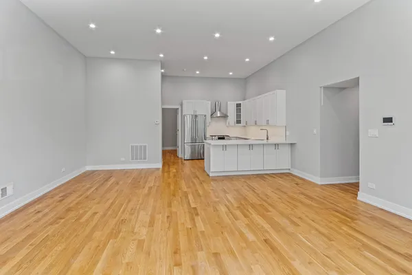 $3,905 | 1349 North Noble Street, Unit 1, Chicago, IL 60642