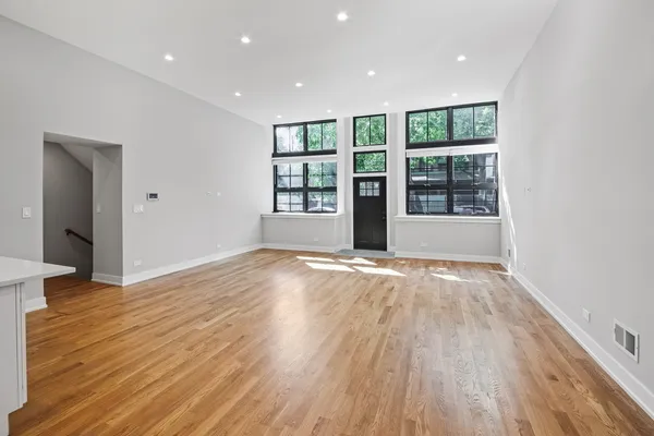 $3,905 | 1349 North Noble Street, Unit 1, Chicago, IL 60642