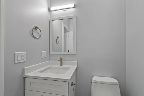 $3,905 | 1349 North Noble Street, Unit 1, Chicago, IL 60642