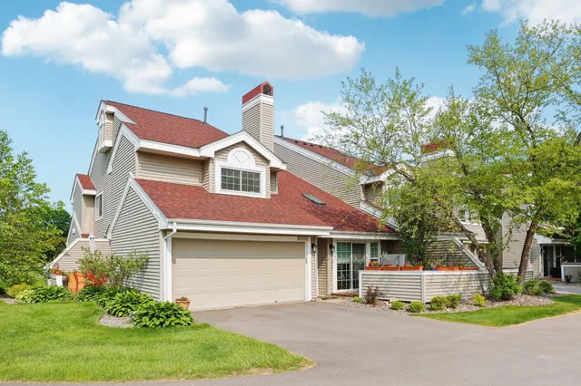 $229,900 | 2040 Shenandoah Court, Unit B, Plymouth, MN 55447