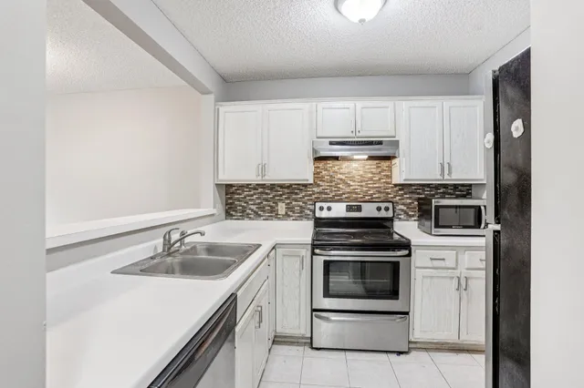 $229,900 | 2040 Shenandoah Court, Unit B, Plymouth, MN 55447