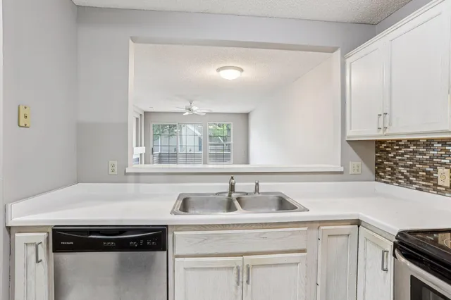 $229,900 | 2040 Shenandoah Court, Unit B, Plymouth, MN 55447