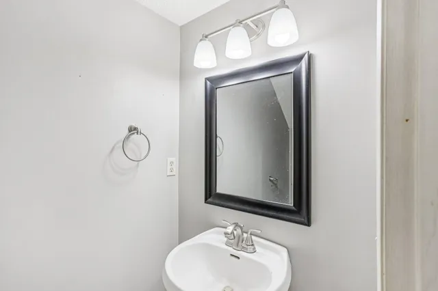 $229,900 | 2040 Shenandoah Court, Unit B, Plymouth, MN 55447