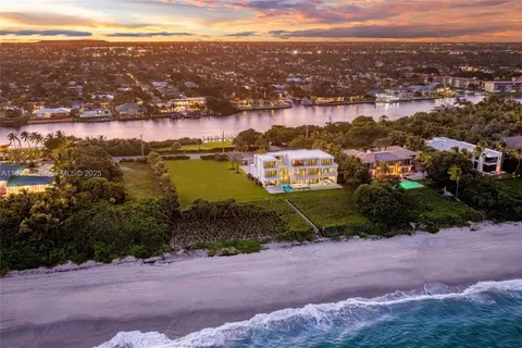 a view of a big room with a big yard