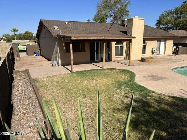 a view of a house with backyard