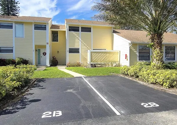 $2,500 | 402 Lakewood Court, Unit 2B, Jupiter, FL 33458