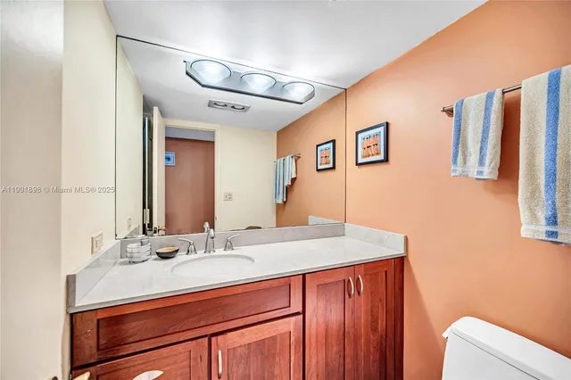 a en suite bathroom with a double vanity sink and a mirror