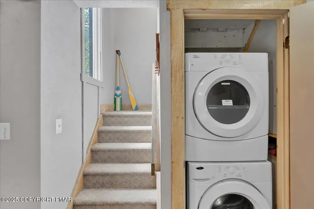 a view of entryway with washer and dryer