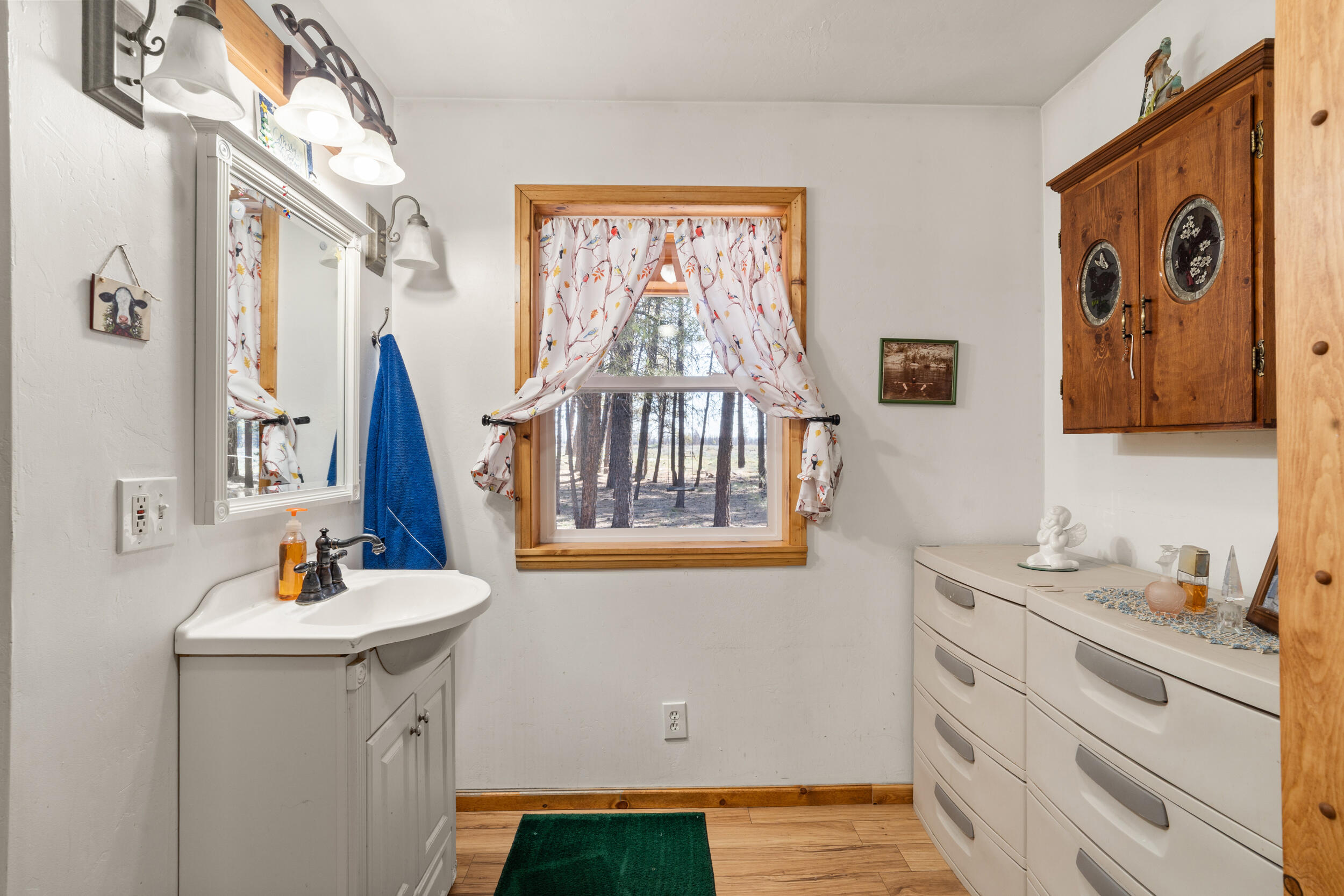 27 Blackpine Way Bly, OR 97622 - Photo 15 of 35 Large Bathroom