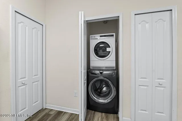 a view of a bedroom with washer and dryer