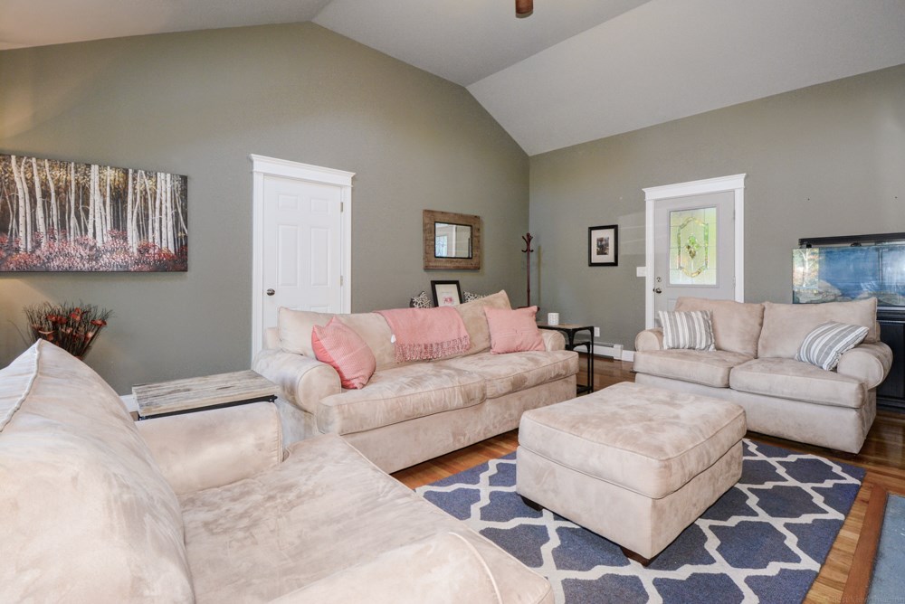 168 Island Pond Road Derry, NH 03038 - Photo 5 of 32