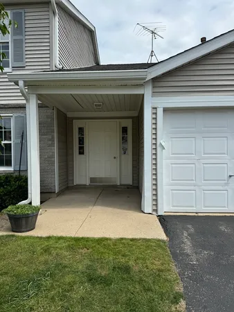 $2,300 | 636 Mallard Court, Unit 2D, Bartlett, IL 60103