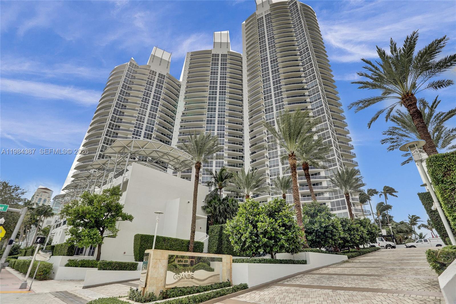 400 Alton Road, Unit 911 Miami Beach, FL 33139 - Photo 44 of 47 front view of a building