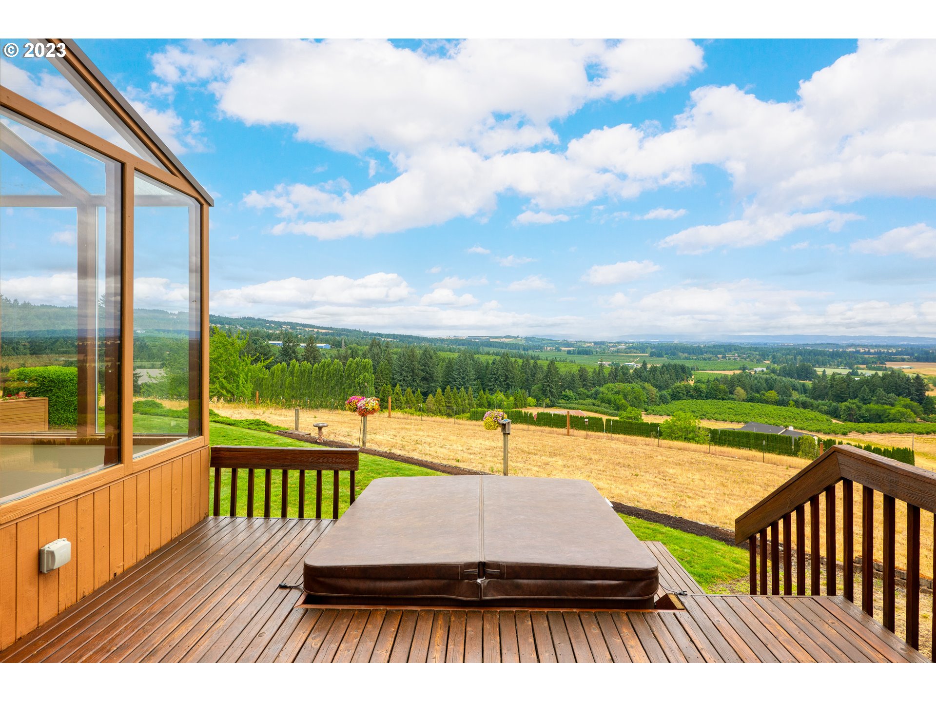 30875 Southwest Laurelview Road Hillsboro, OR 97123 - Photo 29 of 36 a view of sitting space and city view