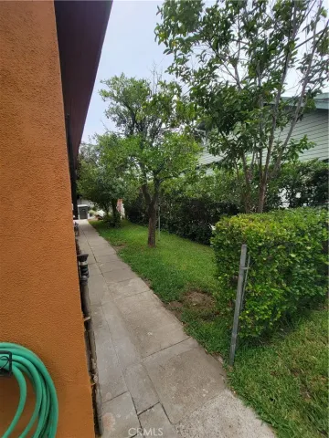 a view of a backyard with pathway