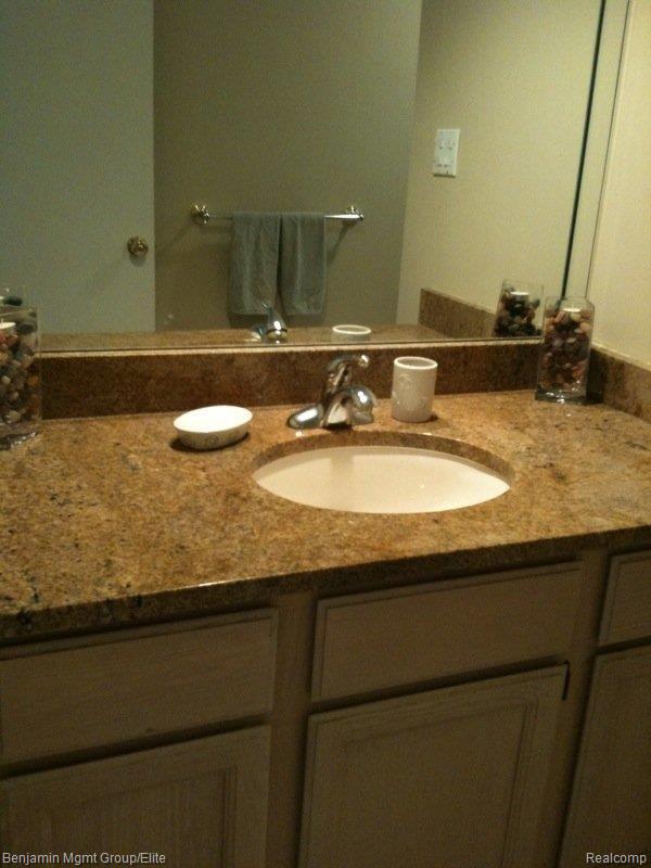 1608 Mark Hopkins Road Bloomfield Hills, MI 48302 - Photo 17 of 23 Main Bath
