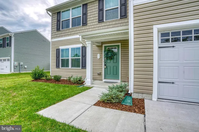 a view of a house with backyard