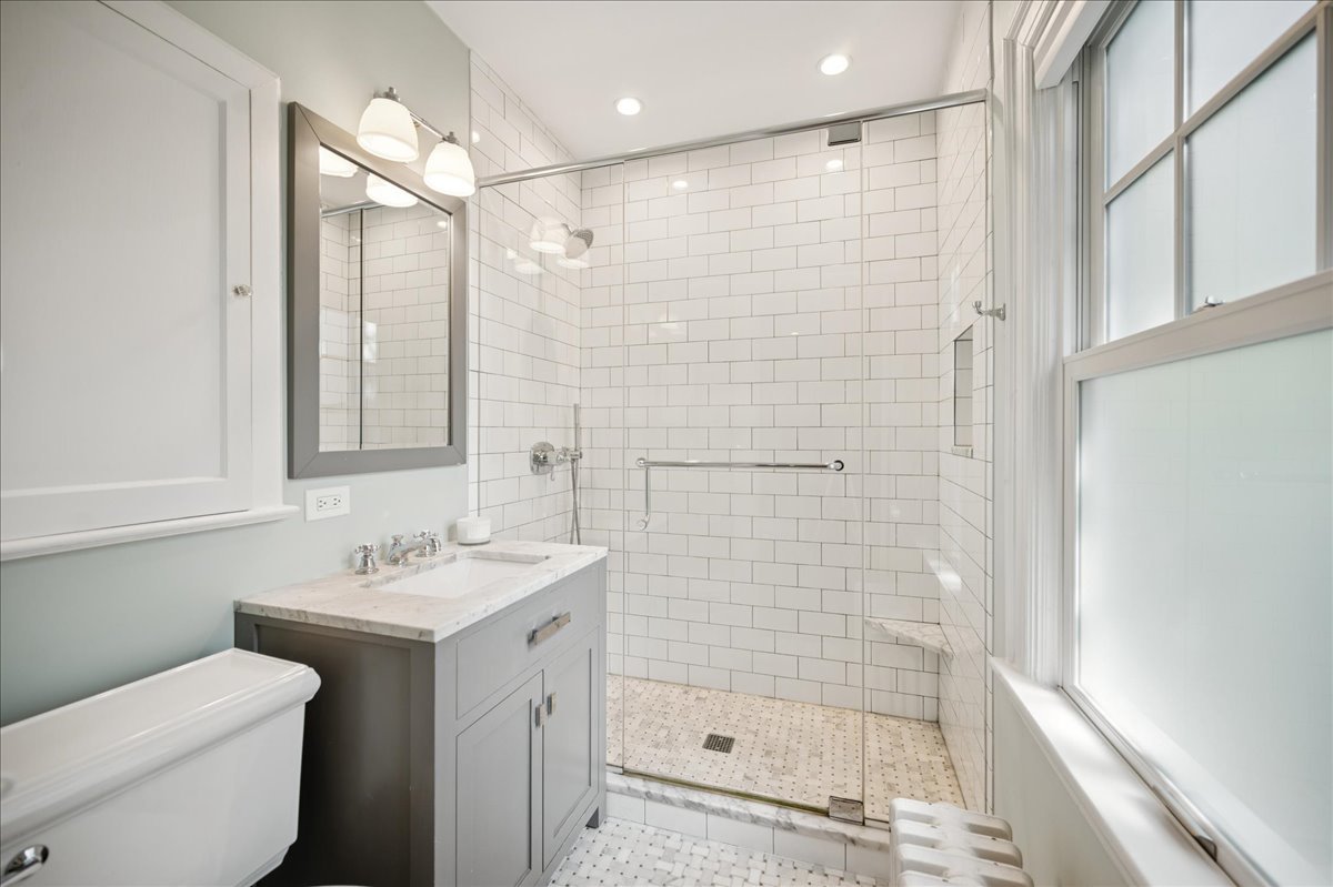 305 Poplar Street Winnetka, IL 60093 - Photo 18 of 26 a bathroom with a bathtub shower sink mirror and toilet
